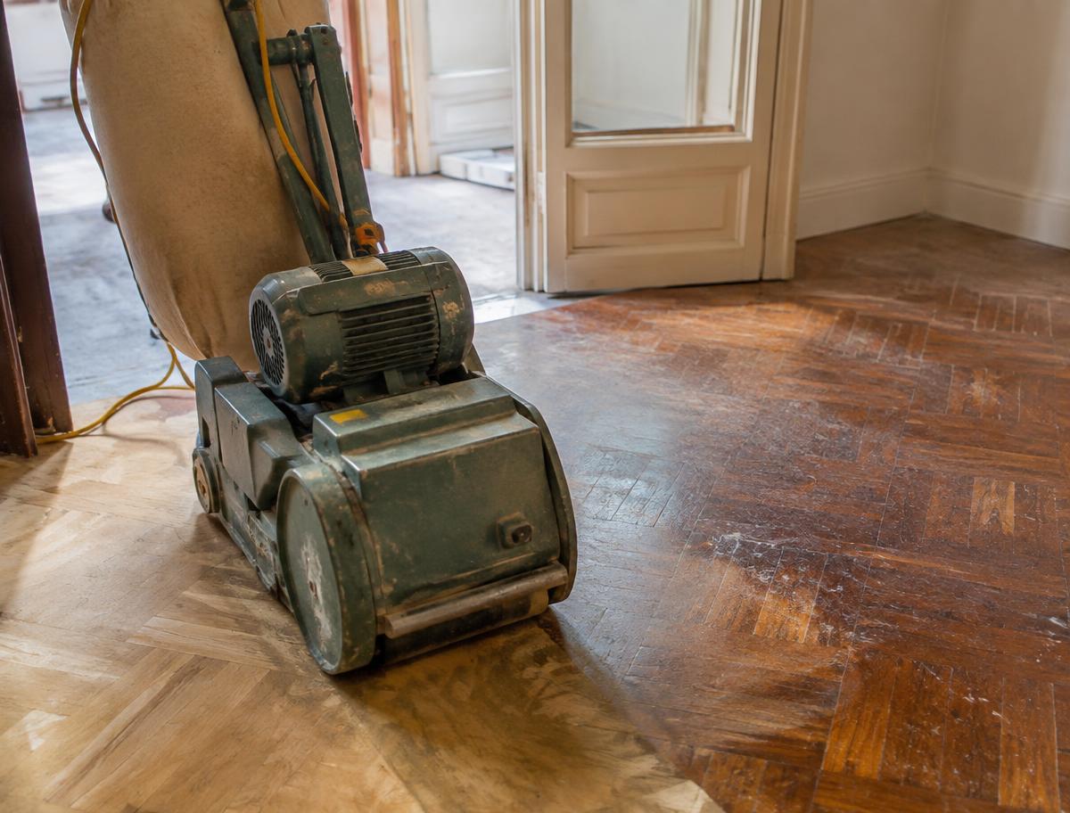 Máquina de lijado sobre parquet antiguo